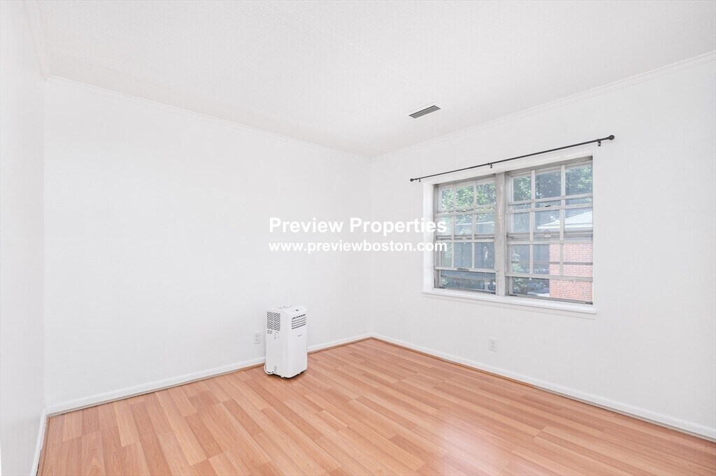 Building Photo - 248 Kelton St