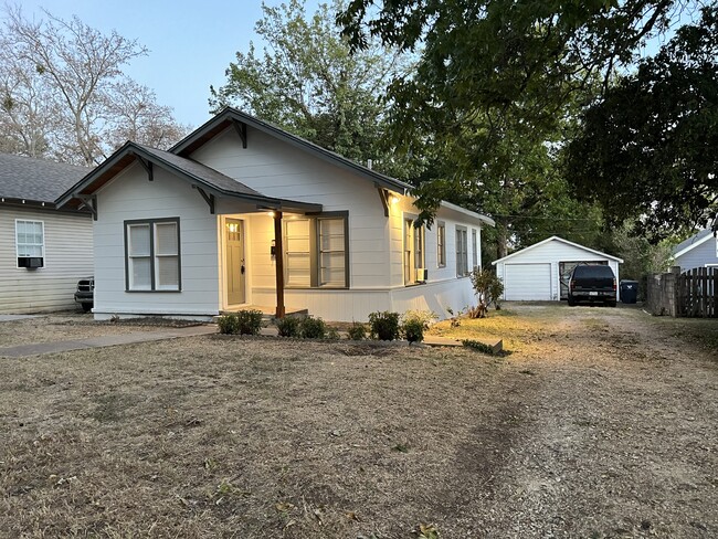 Building Photo - 3216 Homan Ave