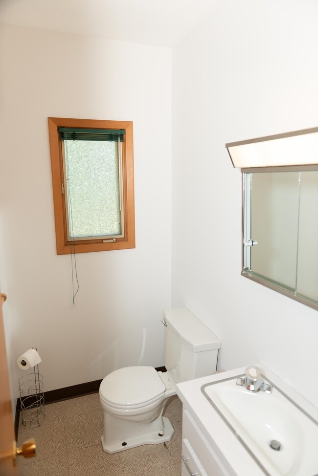 Building Photo - 10976 Shaker Dr