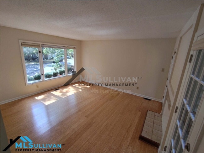 Building Photo - 4930 Pine Cone Dr