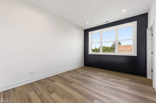 Building Photo - 3902 S Lake Park Ave