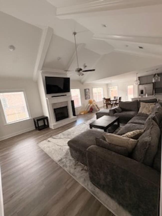 Building Photo - Available May!