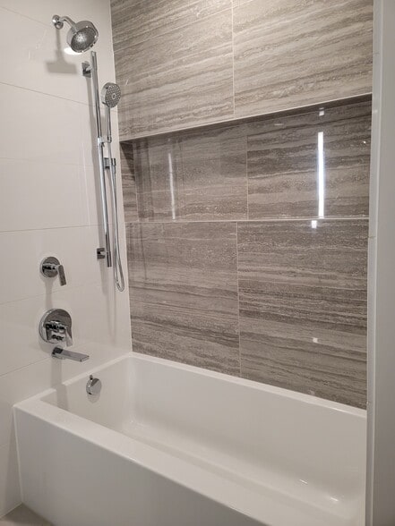 Building Photo - 2510 6th Ave