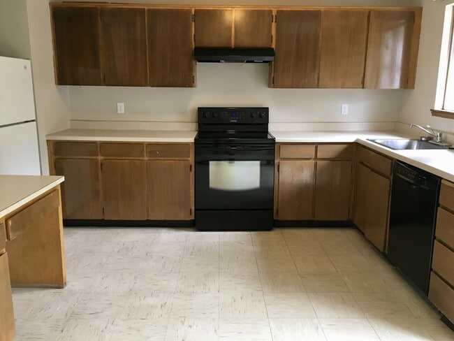 Building Photo - Spacious 3 bdrm/1.5 bath, Garage, Fenced Backyard in Brentwood-Darlington!