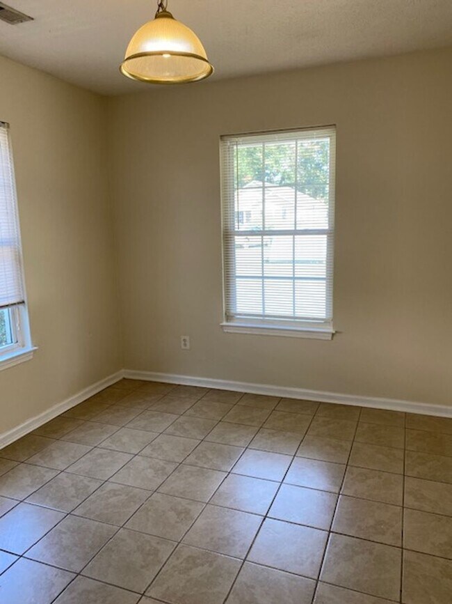 Building Photo - Home in Hillsdale