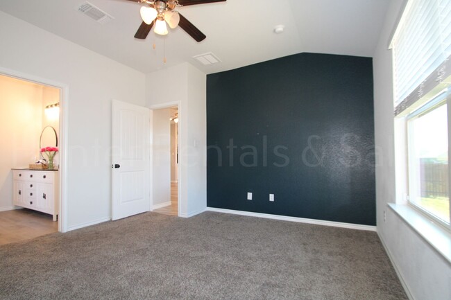 Building Photo - Estancia West 4 bedroom beauty