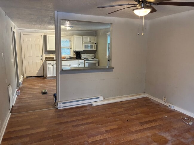 Building Photo - COMING SOON! 2 Bed House! Making it ready for you!