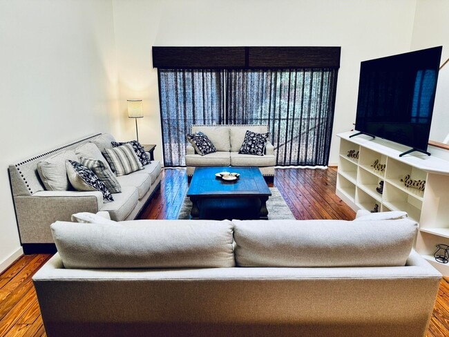 Building Photo - 5235 Blossom St