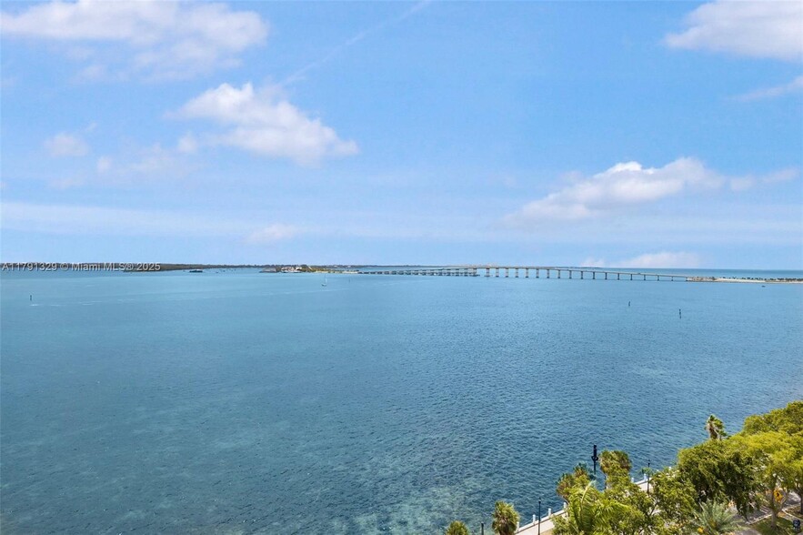 Building Photo - 1420 Brickell Bay Dr