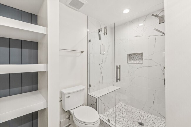Building Photo - (Coming Soon) Newly Renovated Townhome Oas...
