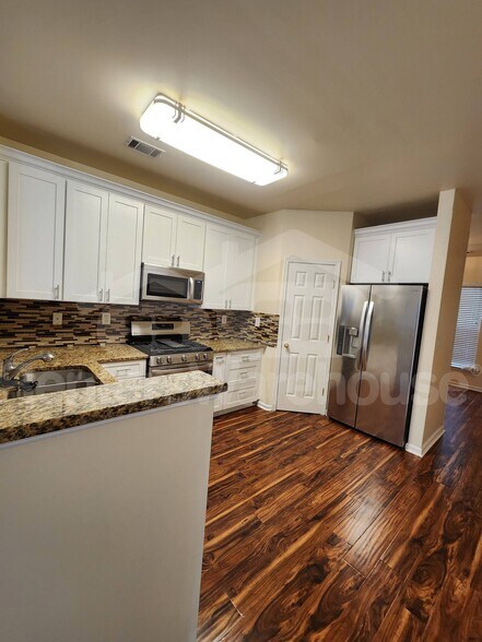 Building Photo - 1618 Cove Creek Cir