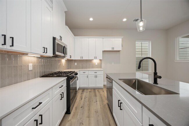 Building Photo - 6117 Campos Dr