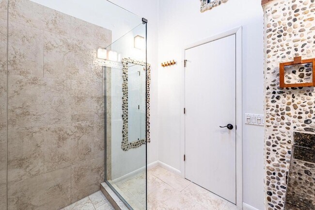 Building Photo - 2936 Florida Blvd