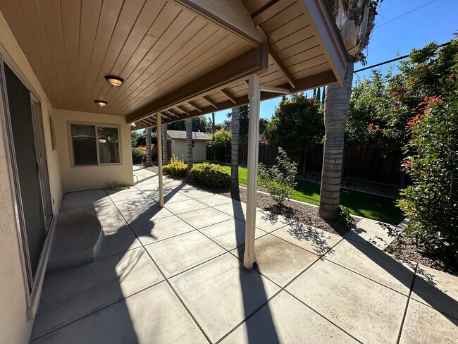 Building Photo - Single Story 3 Bedroom, 3 Full Bath / Best...