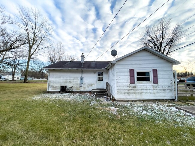 Building Photo - Cozy 2 Bedroom Home! Washer & Dryer Hookups! Large Deck! Spacious Yard!