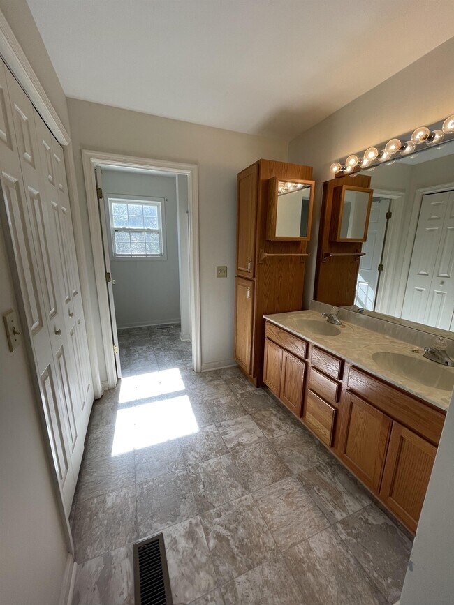 Building Photo - 10197 Madison Dr