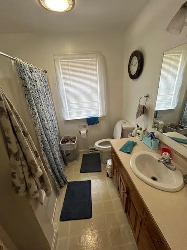 Building Photo - 3 Bedroom 1.5 Bathroom Available in Lancaster