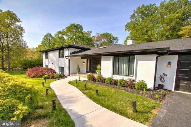 Building Photo - 317 Springvale Rd