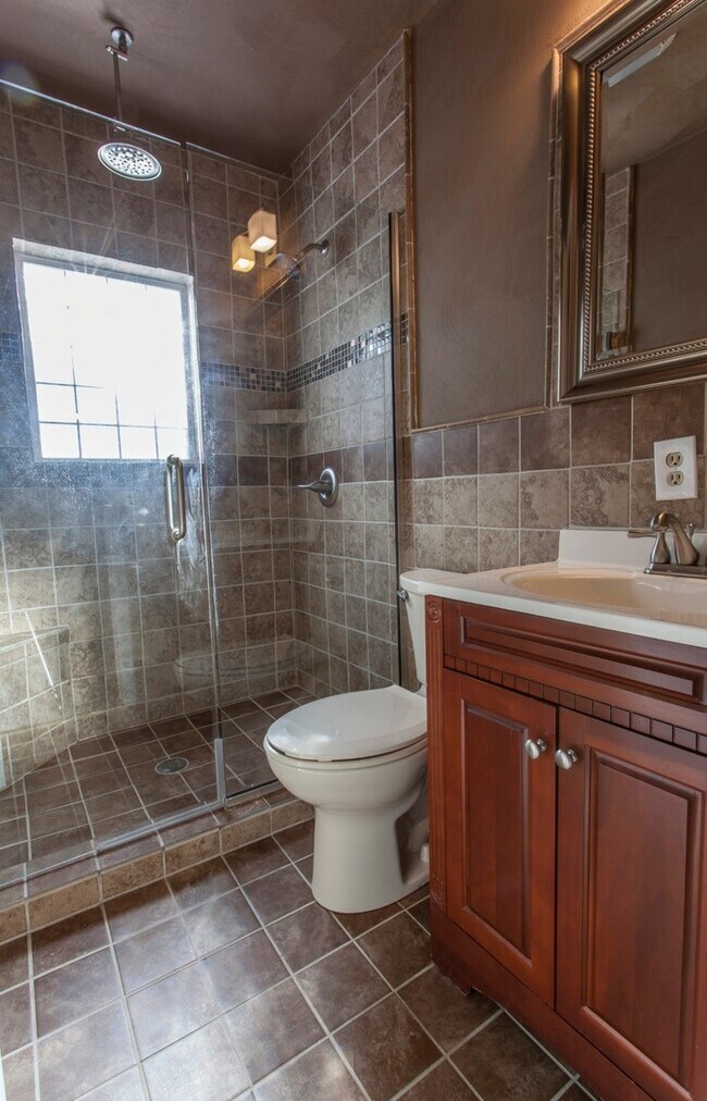 Building Photo - Adorable 2 bed/1 bath home with garage and...