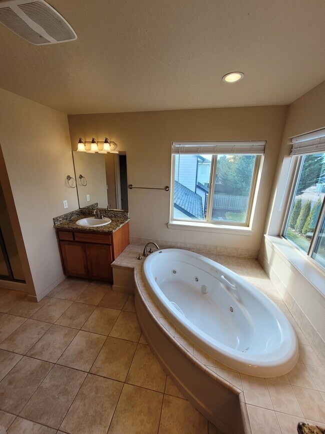Building Photo - Beautiful 5 bedroom 3 bath home in Lebanon