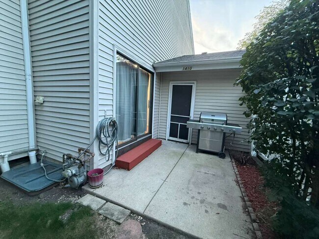 Building Photo - 1410 Whispering Springs Cir