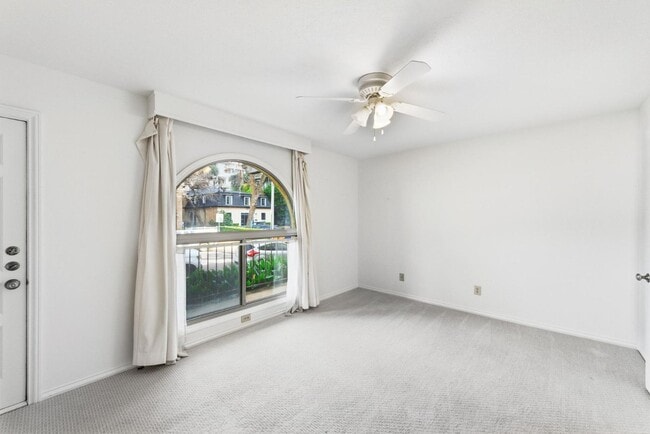 Building Photo - 505 W 7th St