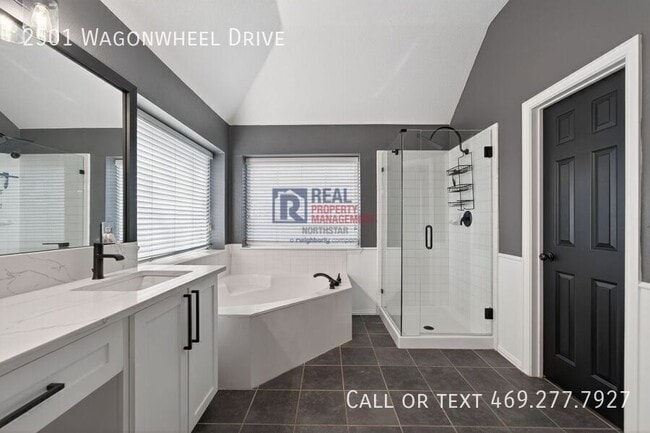 Building Photo - 2501 Wagonwheel Dr