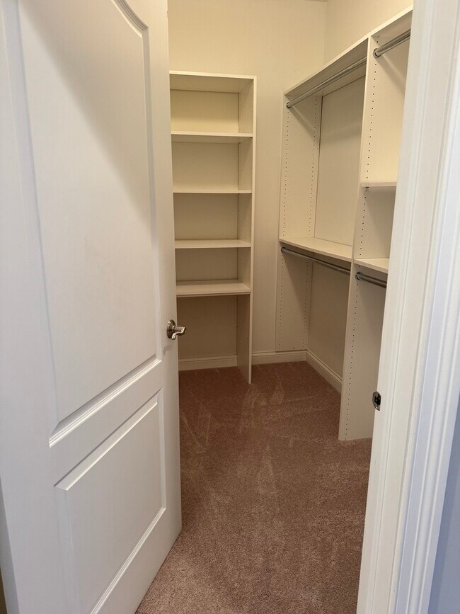 Building Photo - 1800 Amberley Ct