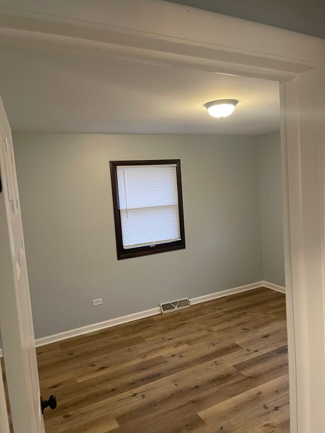 Building Photo - 5 Thomas Ct