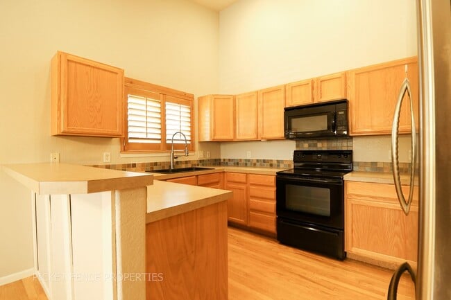 Building Photo - 4-Bedroom, 3-Bathroom Home in Windsor