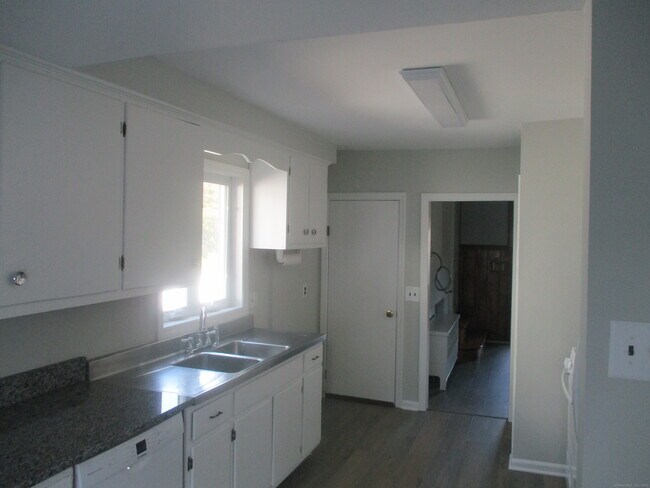 Building Photo - 10 Leuvine St