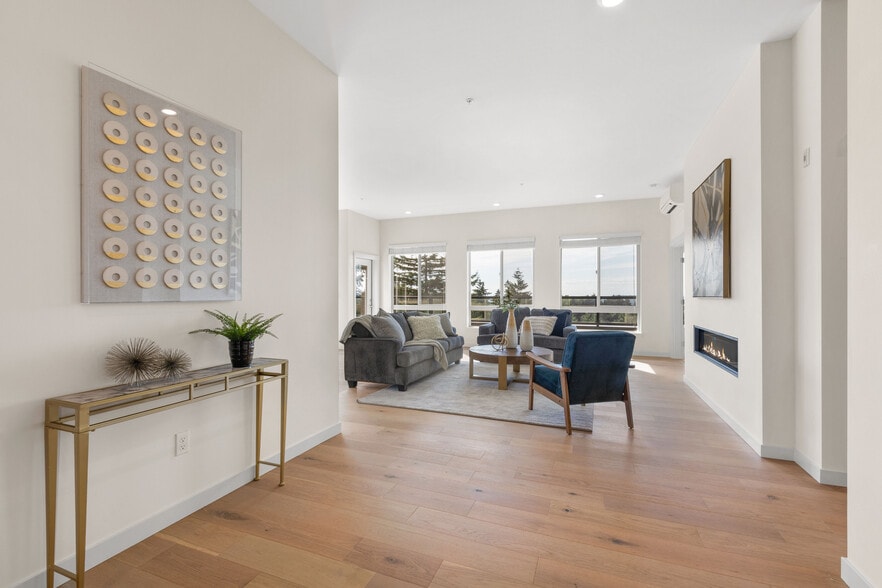 Building Photo - Bridgeview 125