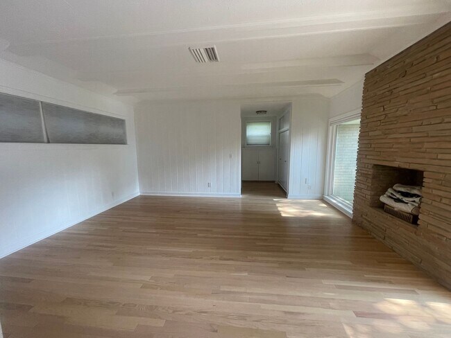 Building Photo - South Highland Beauty! This Is The One To ...