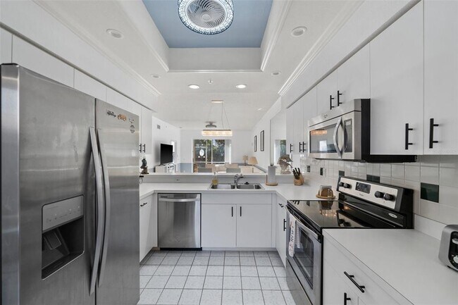 Building Photo - 9611 Castle Point Dr