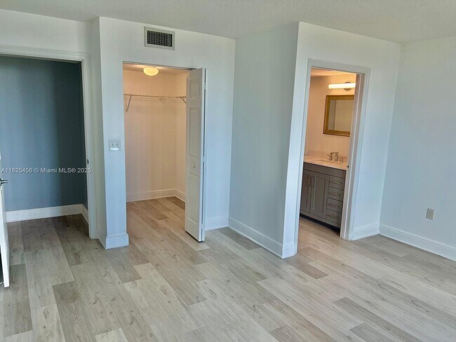Building Photo - 3000 Coral Wy