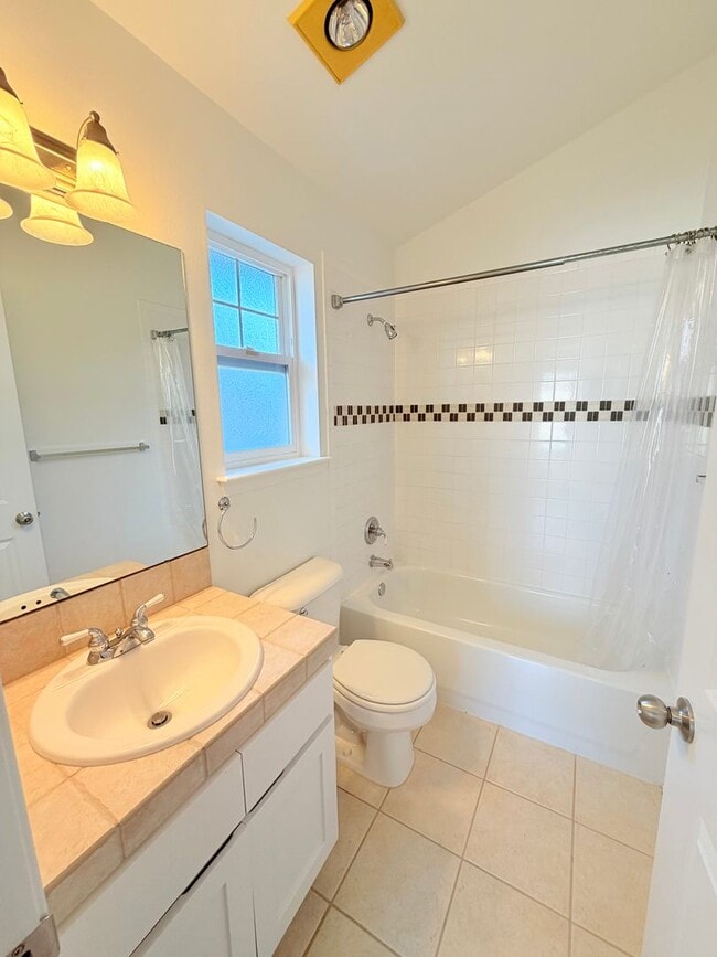 Building Photo - Lovely Ballard Townhome - Exceptional Location! AVAILABLE NOW!
