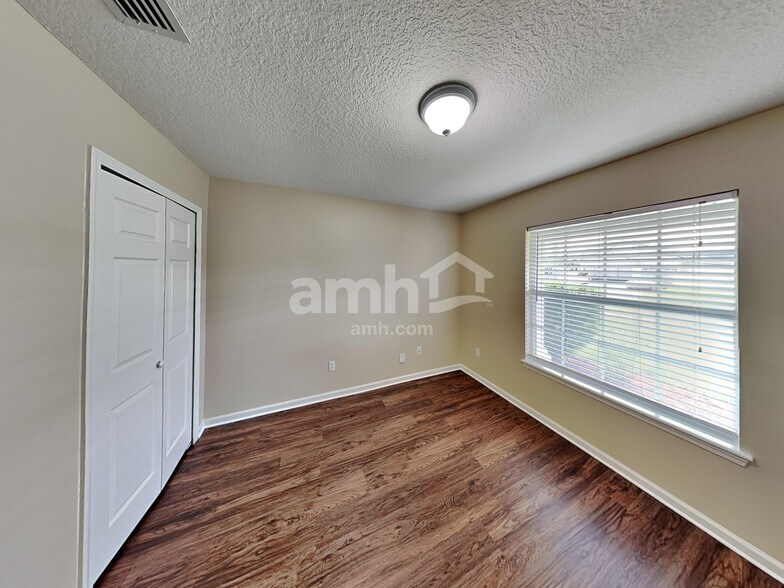 Building Photo - 2533 Royal Pointe Dr