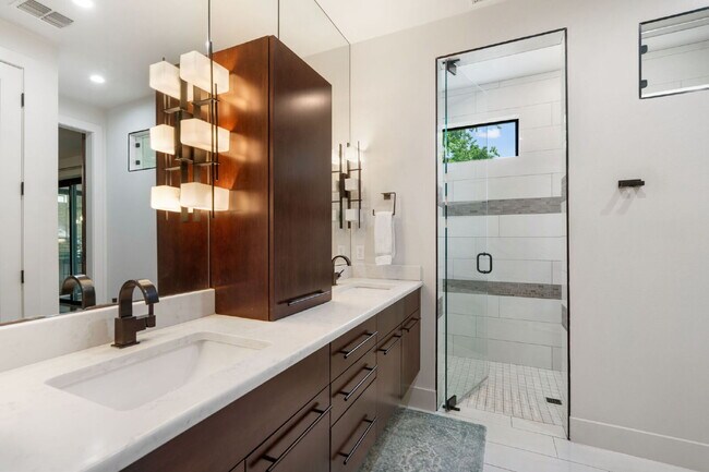 Building Photo - Modern Oasis in Bouldin Creek