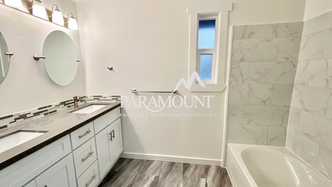 Building Photo - Bright and Modern 2 Bed with Large Bonus Room/Den!