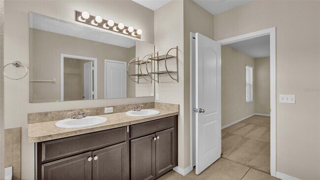 Building Photo - 6838 Glenbrook Dr