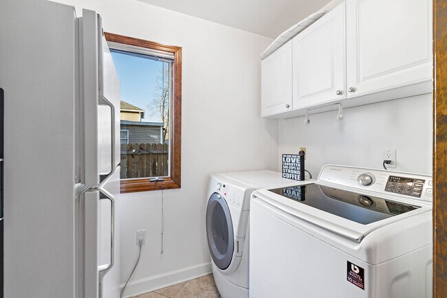full laundry and second fridge - 14 Plymouth Ave