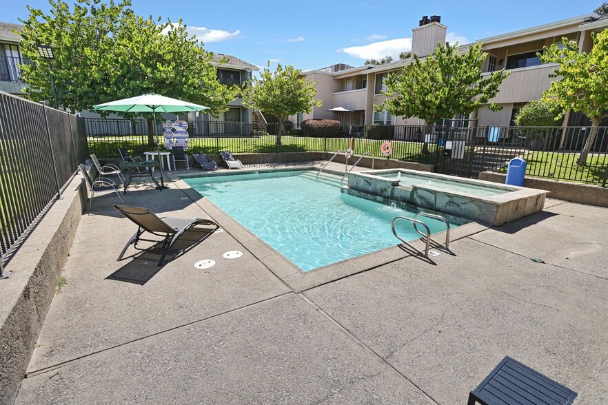 Primary Photo - 3702 W Benjamin Holt Dr