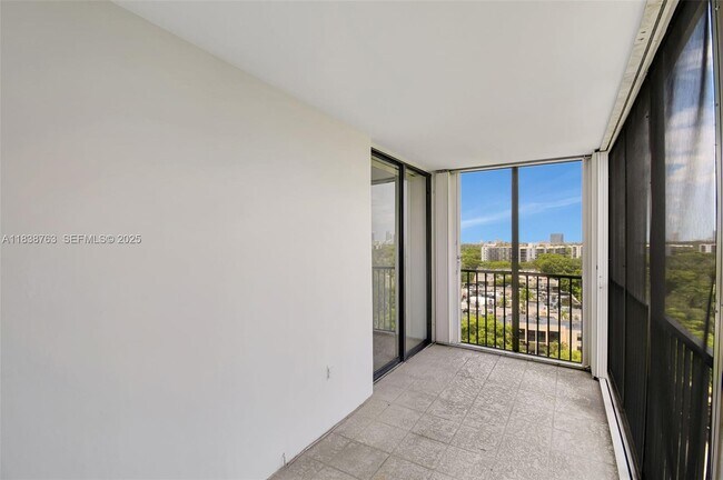 Building Photo - 20100 W Country Club Dr