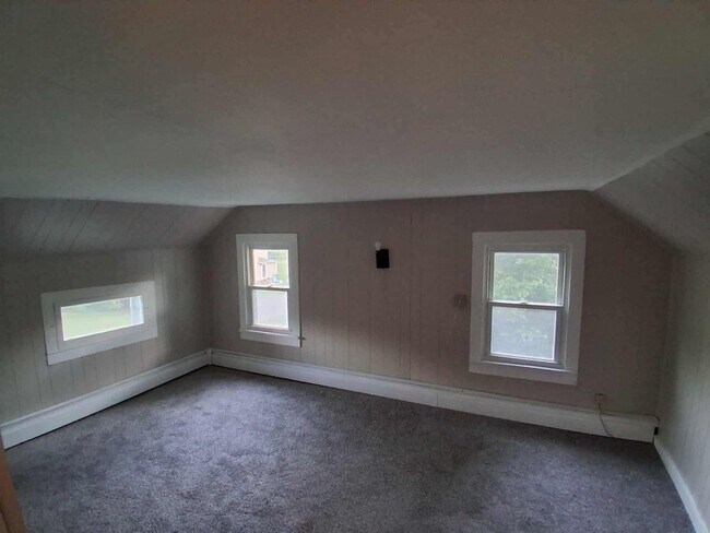Building Photo - 2 Bedroom single family house