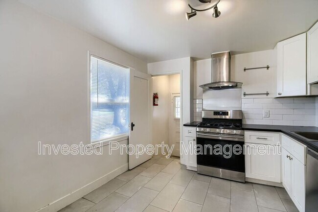 Building Photo - 785 Elm St