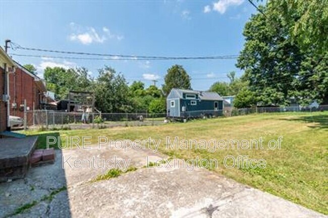 Building Photo - 817 Marcellus Dr