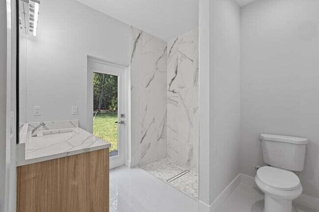 Building Photo - 419 SW Namoit Pl