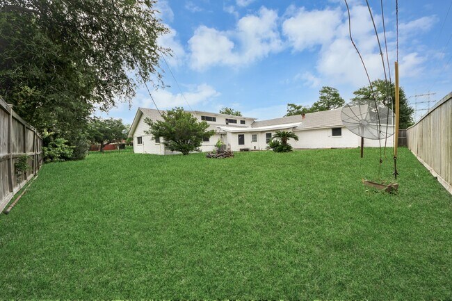 Building Photo - 5001 Glenhaven Dr