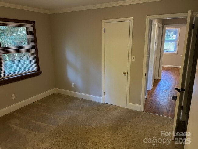 Building Photo - 724 Vanderbrook Rd