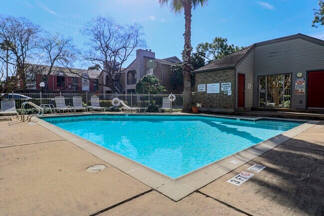 Building Photo - 2025 Augusta Dr